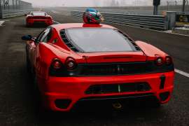 giro in pista con ferrari